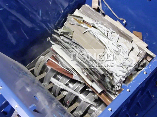 廢料撕碎中.jpg 廢料撕碎中.jpg