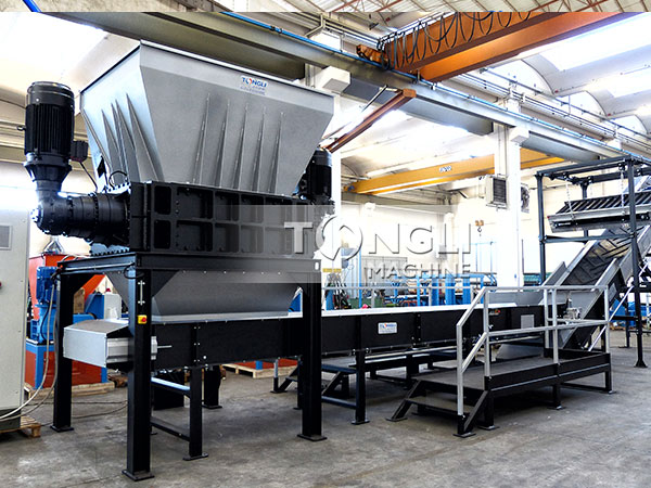 撕碎機(jī)現(xiàn)場2.jpg 撕碎機(jī)現(xiàn)場2.jpg